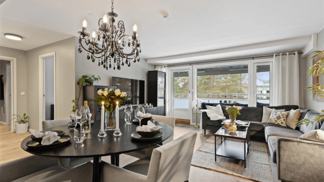 Stuen og kjøkkenet er holdt i en åpen løsning og er et sosialt samlingspunkt. Nye vinduer og balkongdør fra 2024 gir rikelig med lysinnslipp og skaper en åpen løsning.