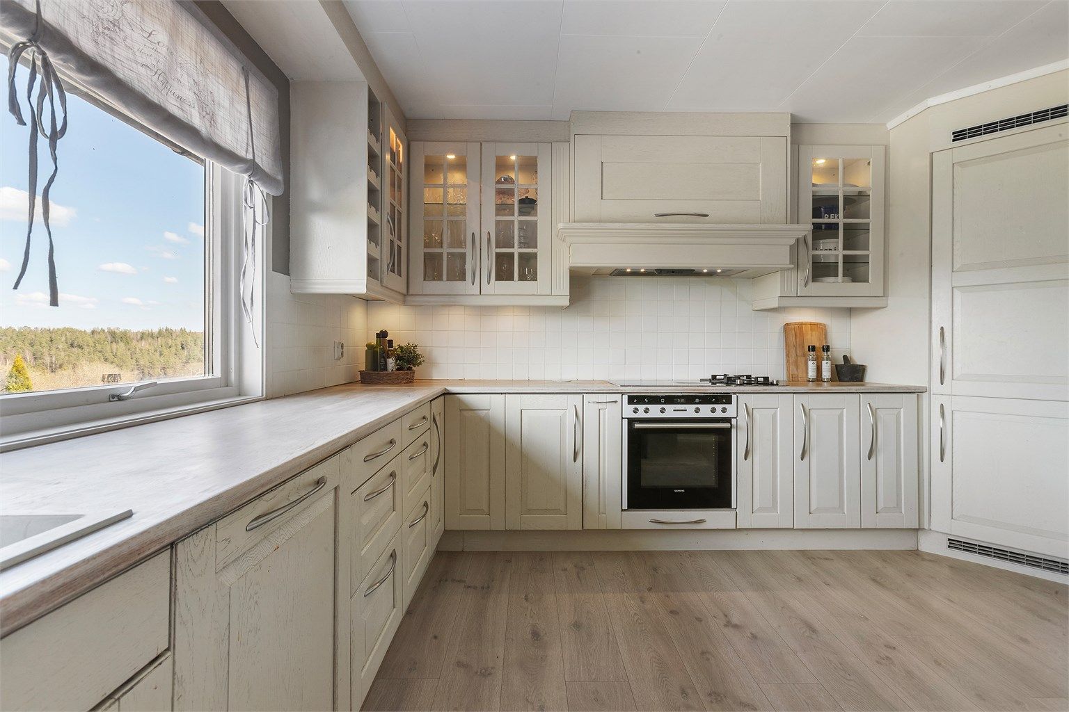 Kjøkkenets U-form gir en praktisk og effektiv arbeidssone med god arbeidsflyt.