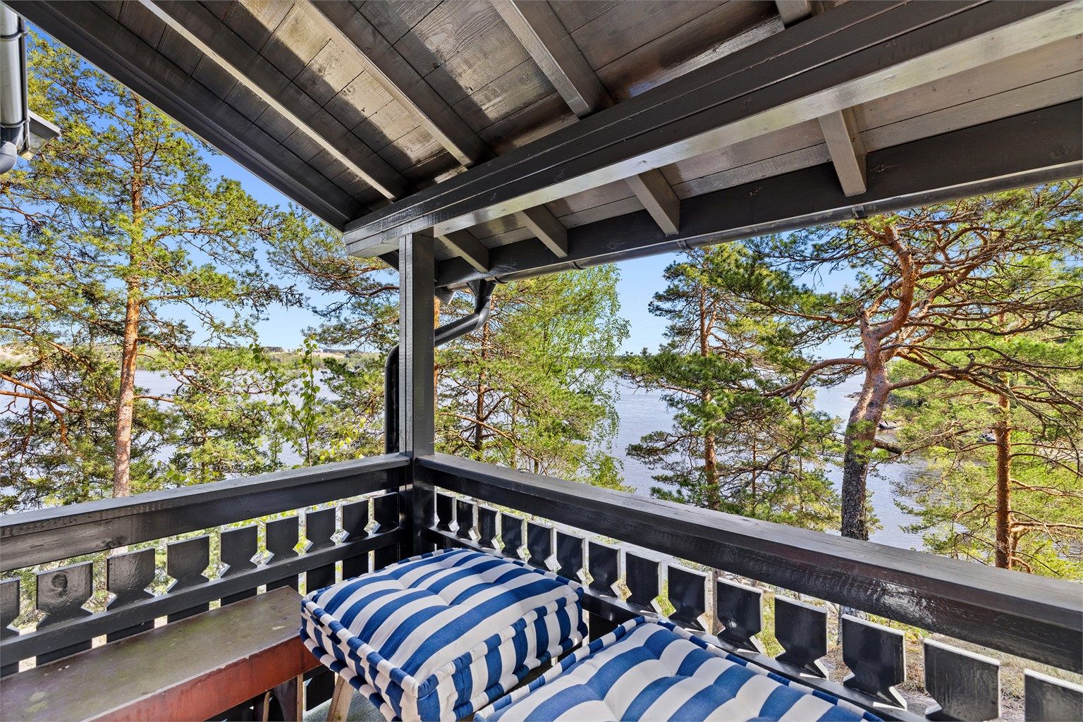 Utenfor inngangen er det en overbygget liten terrasse som er hyggelig å sitte under og ta en kaffekopp og se utover mot Øyeren