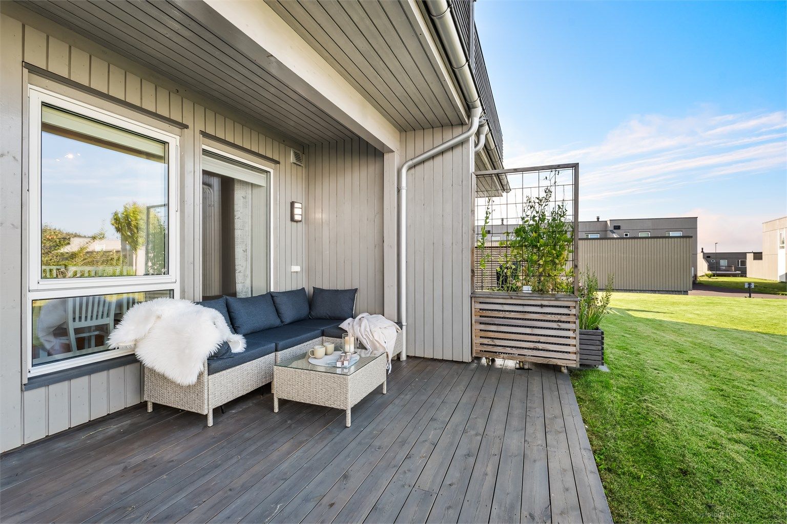 Terrasse med levegg og utvendig belysning