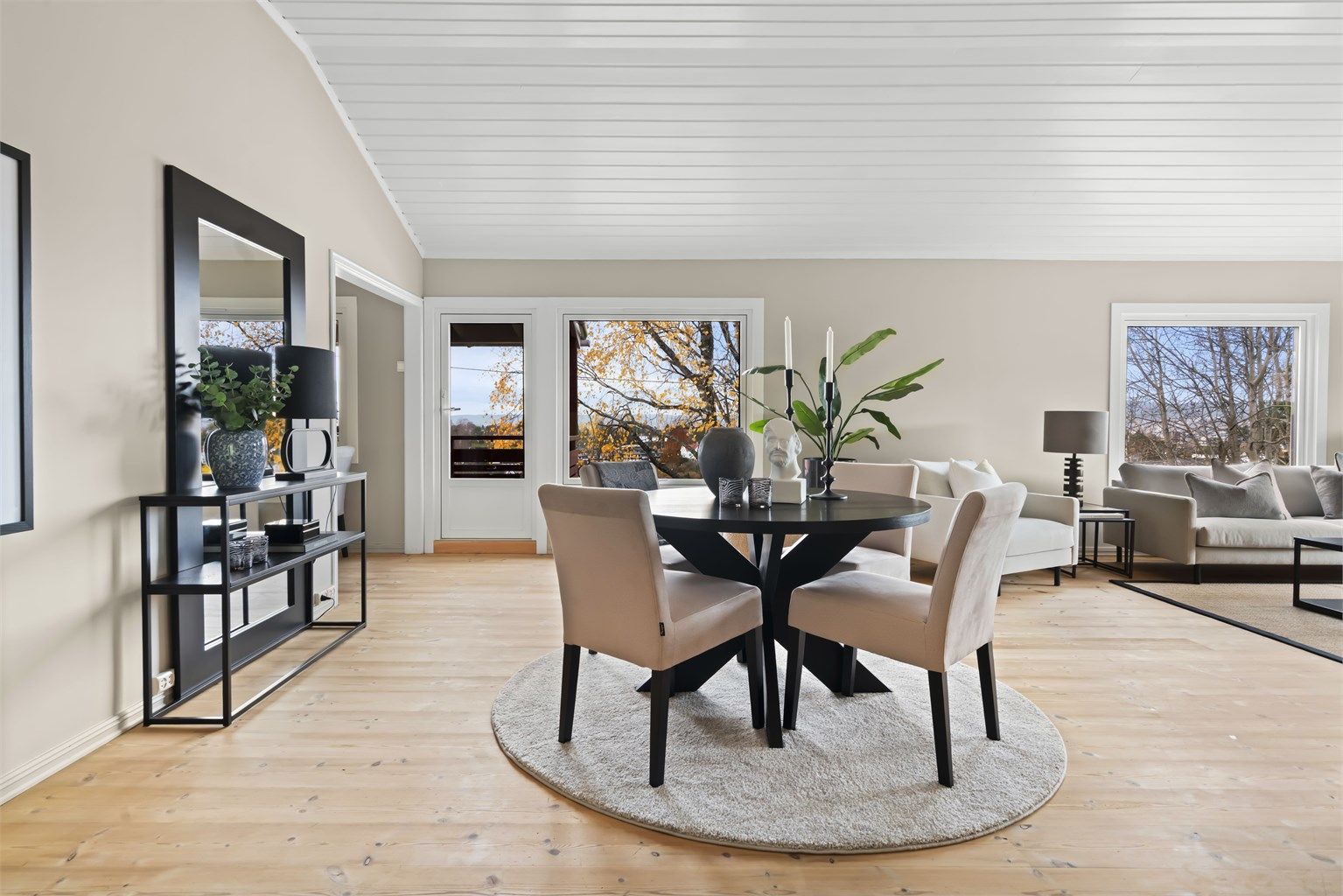 Stuen skiller seg ut i mengden. Masse plass, takhøyde opp til 3 meter og masse lys fra både vest og nord.