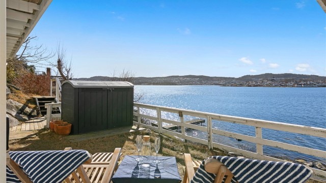 ET FANTASTISK SKUE MOT fjorden og over til Brevik.