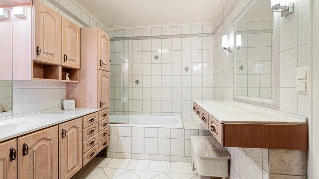 Badet i underetasjen ble oppusset i ca. 2001 og har flislagt gulv med gulvvarme, flislagte vegger og himlingsplater i innvendig tak.