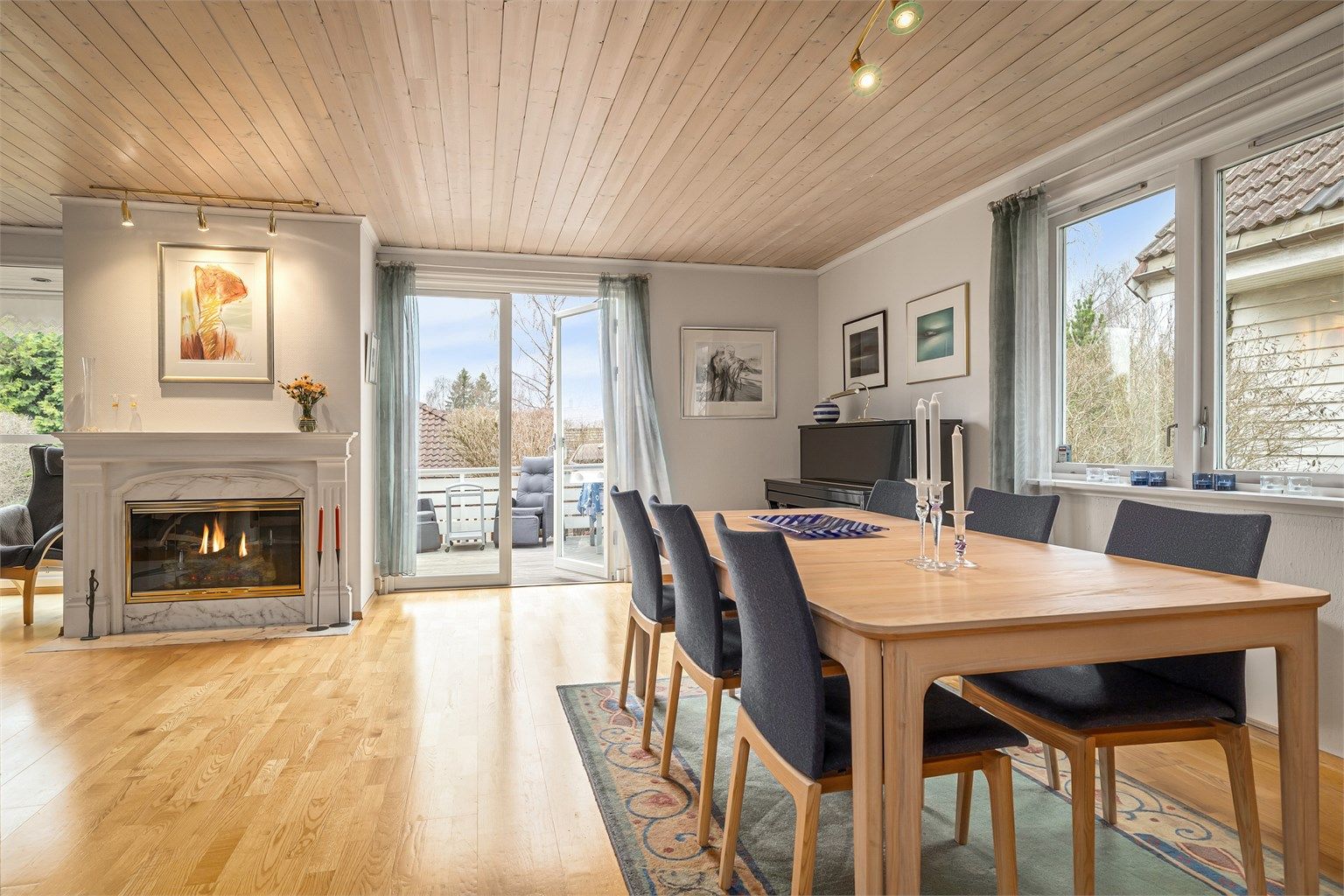 Boligen har en lys stue med tilhørende spisestue.