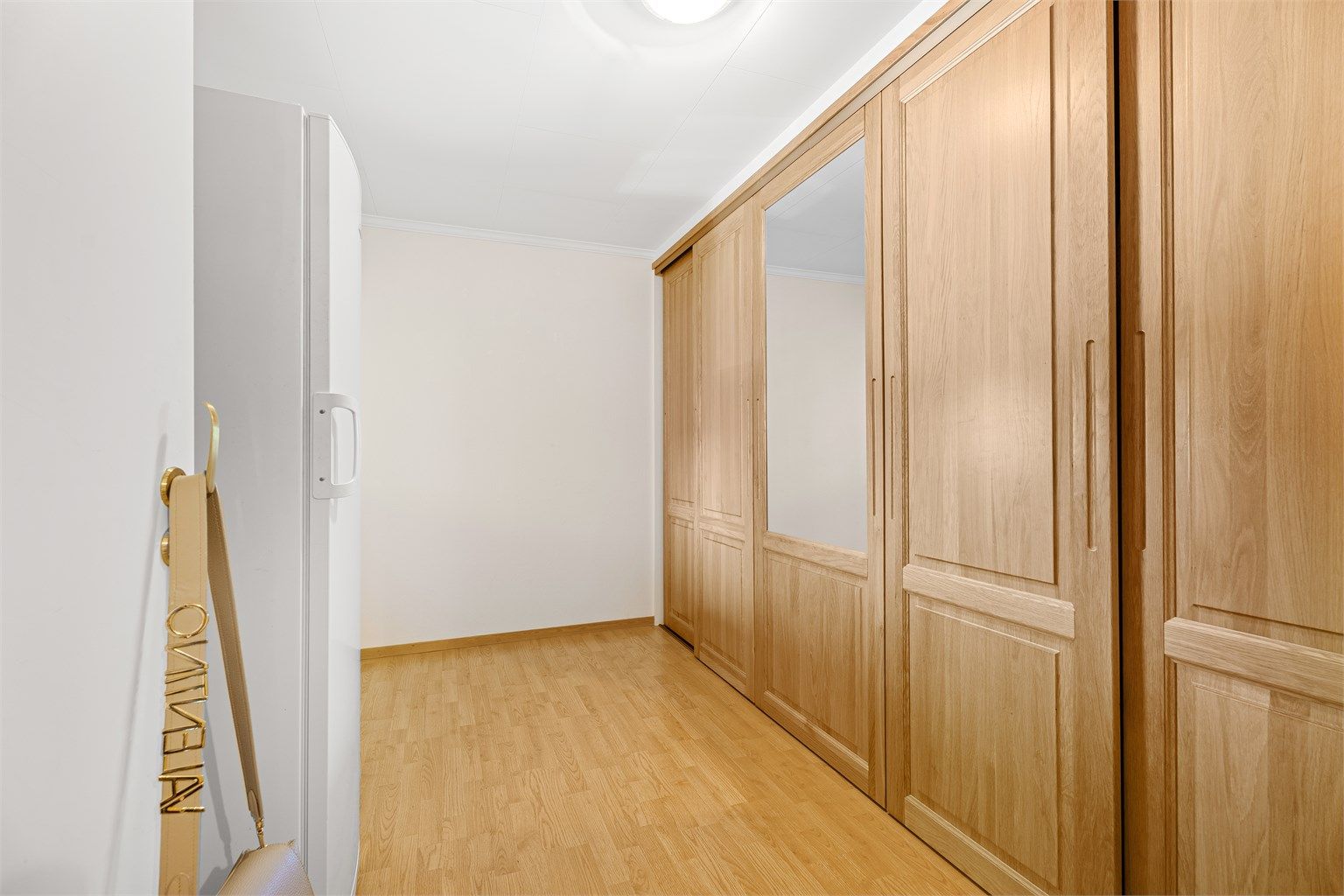 Rom innredet med flott og kvalitetsrik garderobe med skyvedører i eik. 