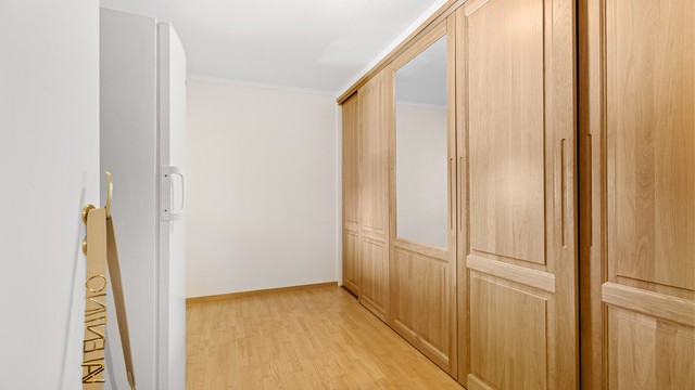 Rom innredet med flott og kvalitetsrik garderobe med skyvedører i eik.