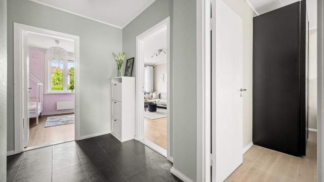 Leiligheten disponerer tre boder, to i kjeller og en på loft, for rikelig med lagringsplass.