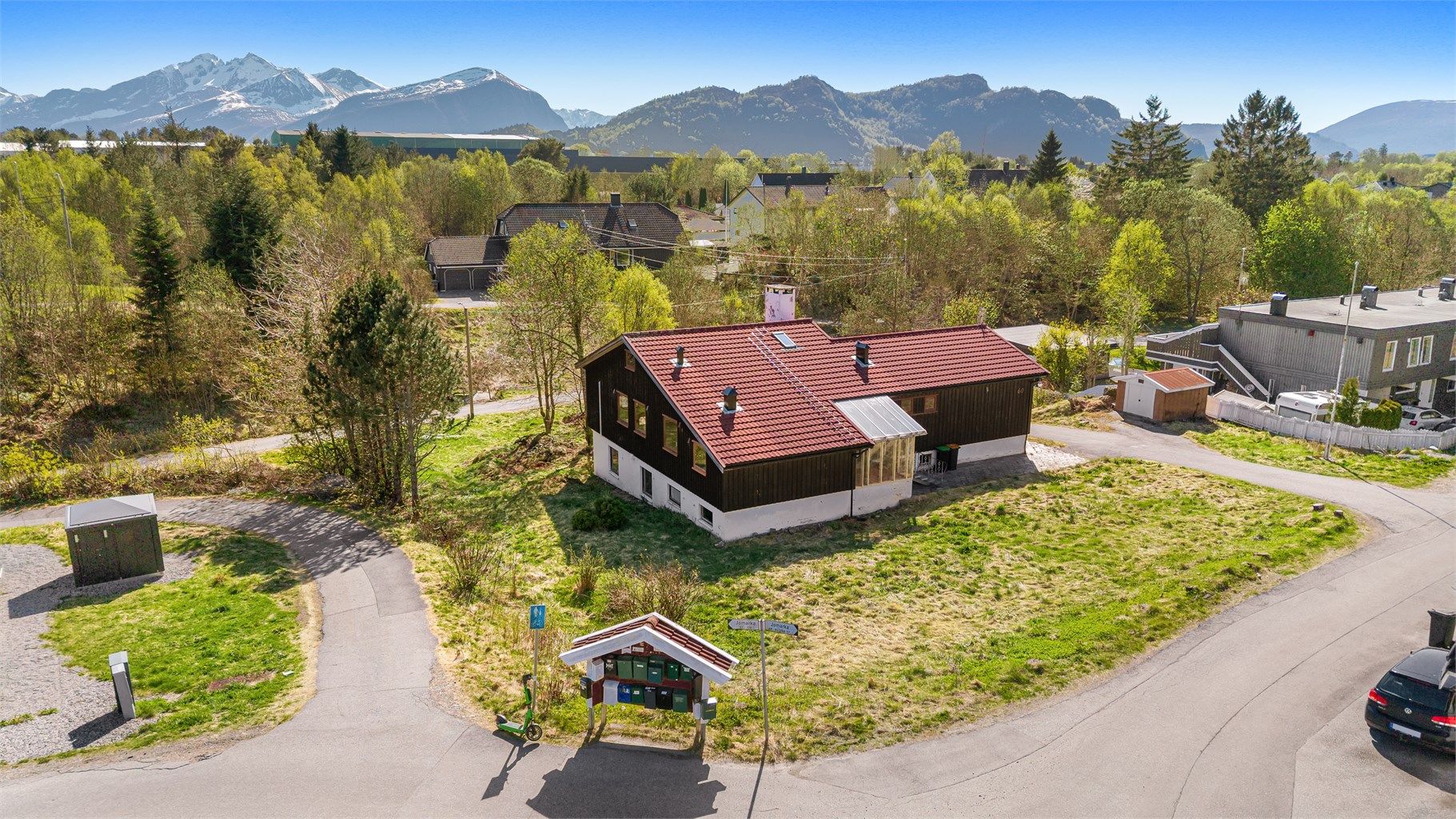 Stor og romslig tomt i attraktivt og rolig boligområde uten gjennomgangstrafikk