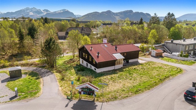 Stor og romslig tomt i attraktivt og rolig boligområde uten gjennomgangstrafikk