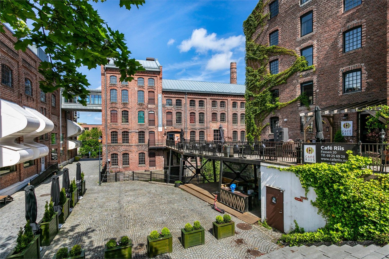 Rett på andre siden av elven ligger Møllebyen - sentrums kanskje mest sjarmerende del med kafé, bibliotek og kino.