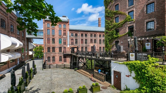 Rett på andre siden av elven ligger Møllebyen - sentrums kanskje mest sjarmerende del med kafé, bibliotek og kino.