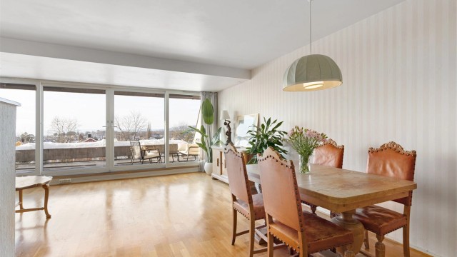 I tilknytning til kjøkkenet er det plass til stort spisebord