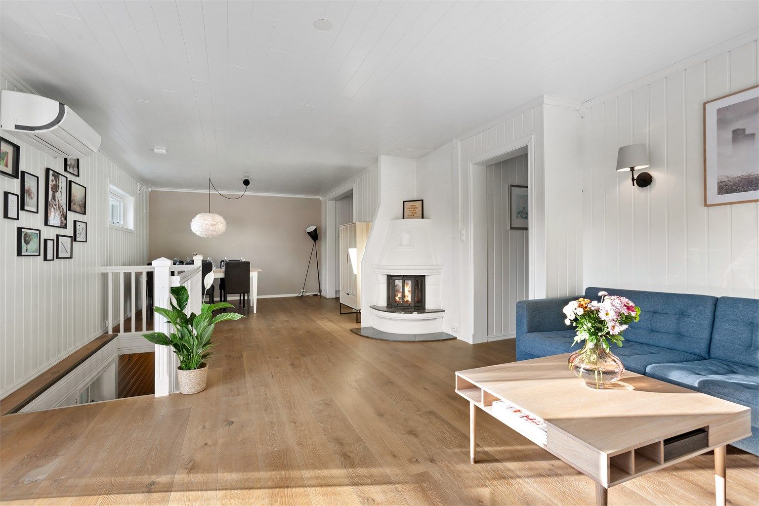 I stuen er det montert varmepumpe og ildsted