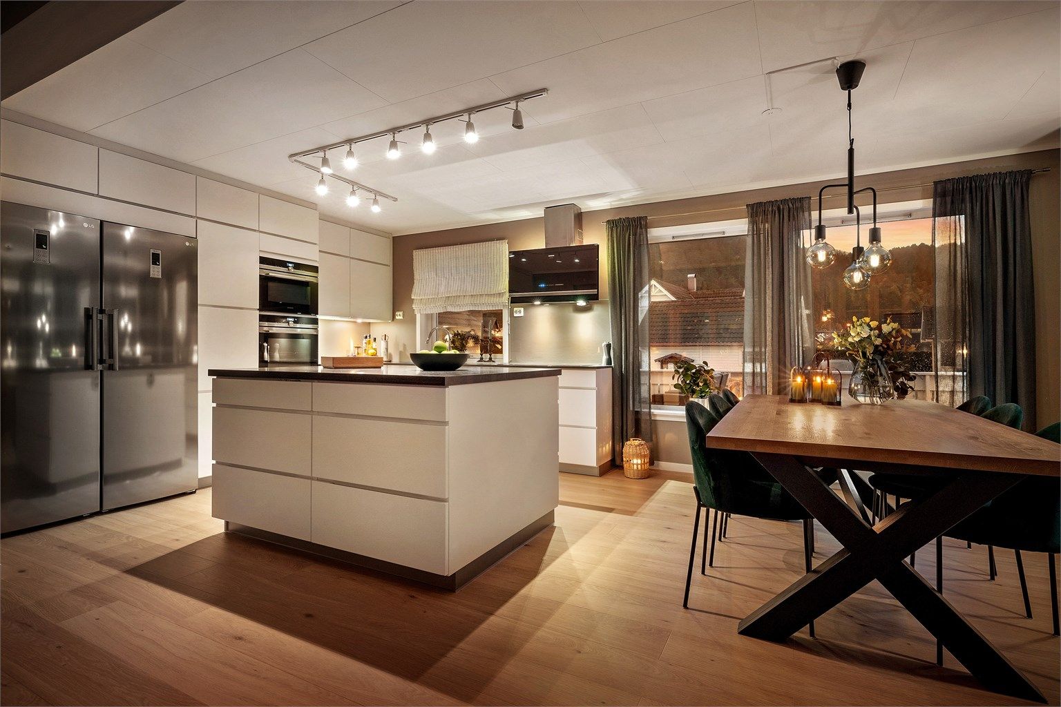 Dette er virkelig et kjøkkenrom som innbyr til matlaging og sosial sammenkomst