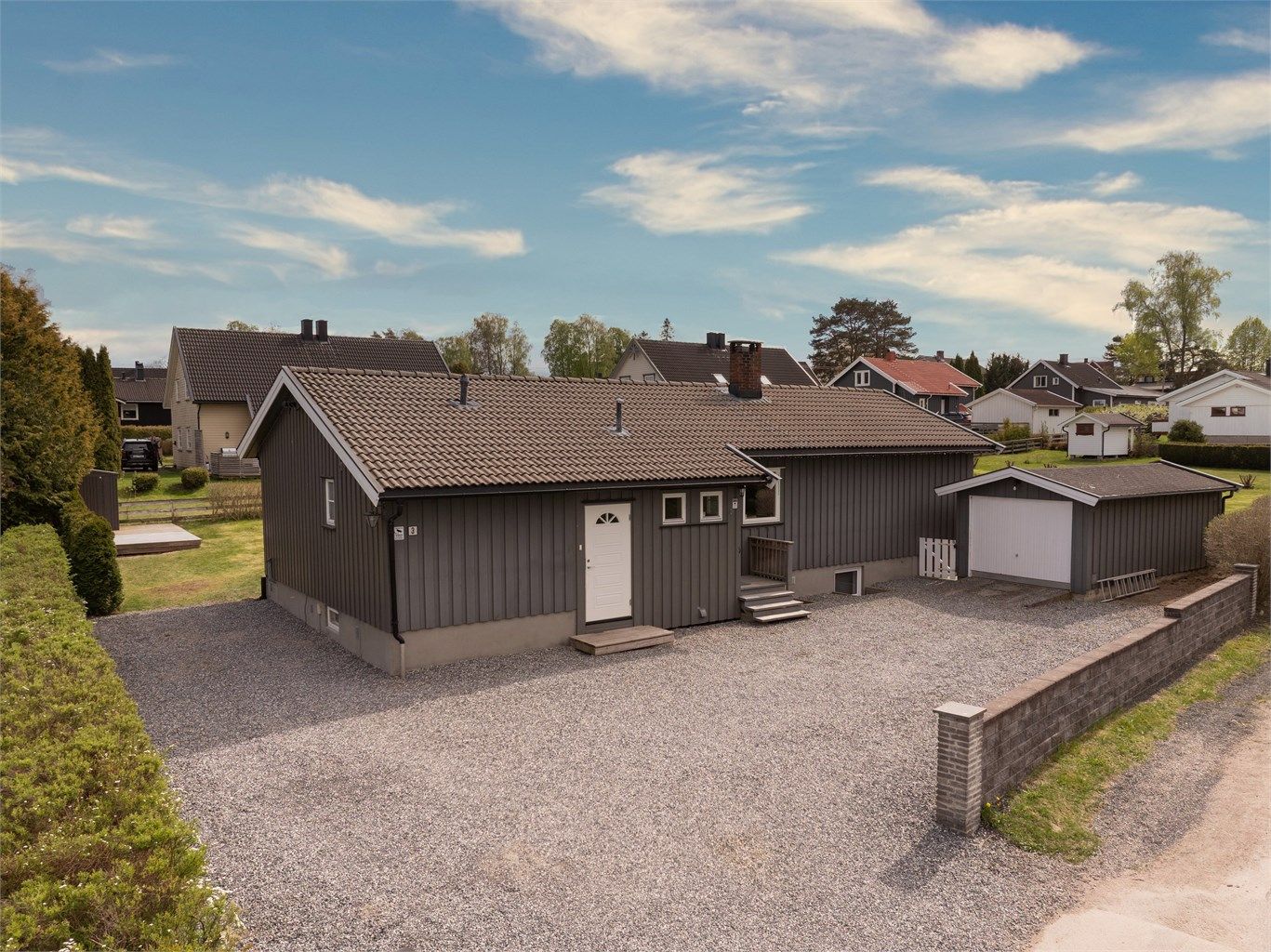 På den romslige gårdsplassen er det oppstillingsmulighet for flere bilder og mulighet for en dedikert plass til utleiedelen.
