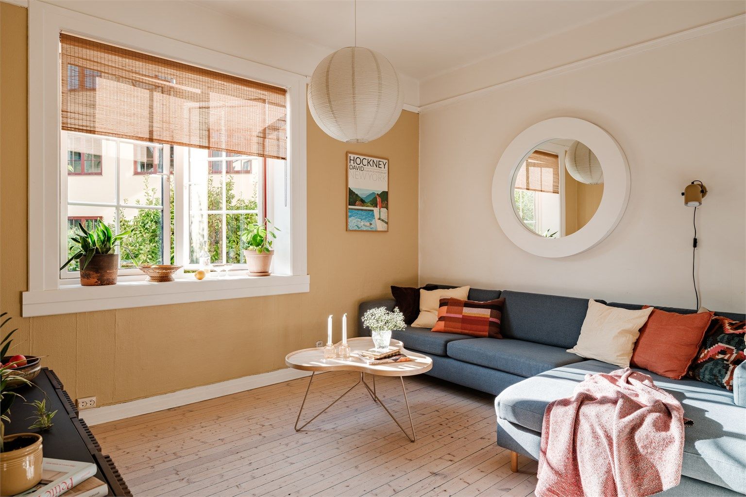 Den romslige stuen har god plass til både spisebord og en komfortabel sofa- og TV-sone.