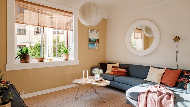 Den romslige stuen har god plass til både spisebord og en komfortabel sofa- og TV-sone.