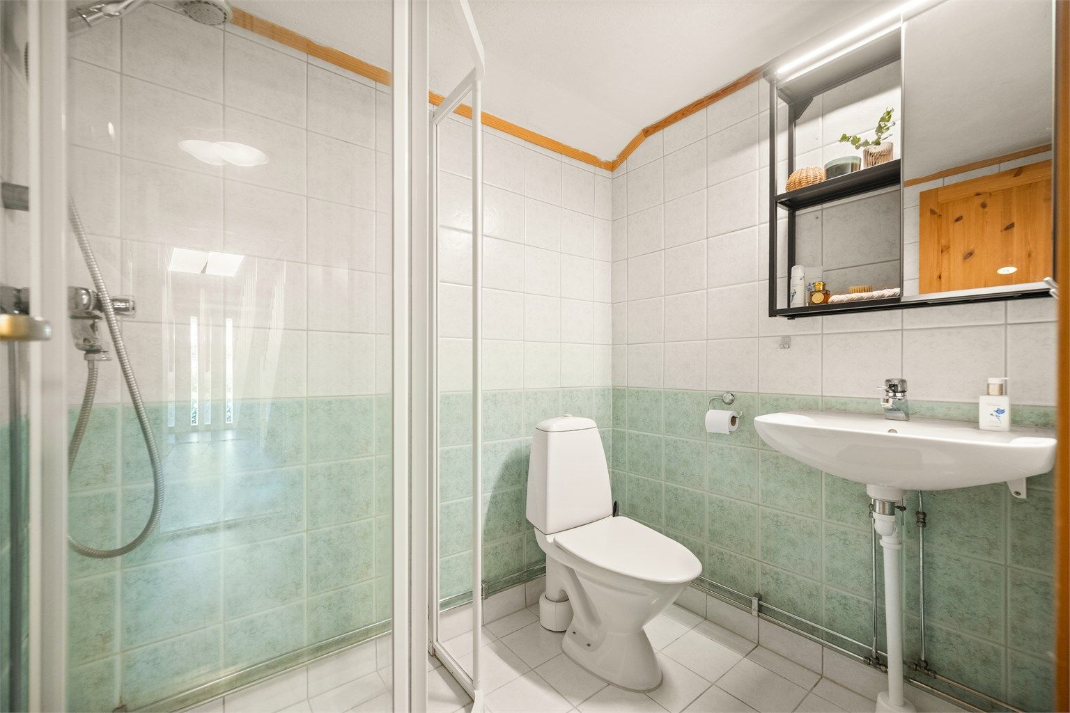 Badet i underetasjen er fra ca. 2003 og har flislagte gulv og vegger med gulvvarme. Til info: Våtrommet har svært begrenset ventilasjon samt at ventil kun går ut til mellomgang (TG3).