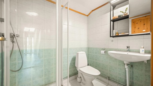 Badet i underetasjen er fra ca. 2003 og har flislagte gulv og vegger med gulvvarme. Til info: Våtrommet har svært begrenset ventilasjon samt at ventil kun går ut til mellomgang (TG3).