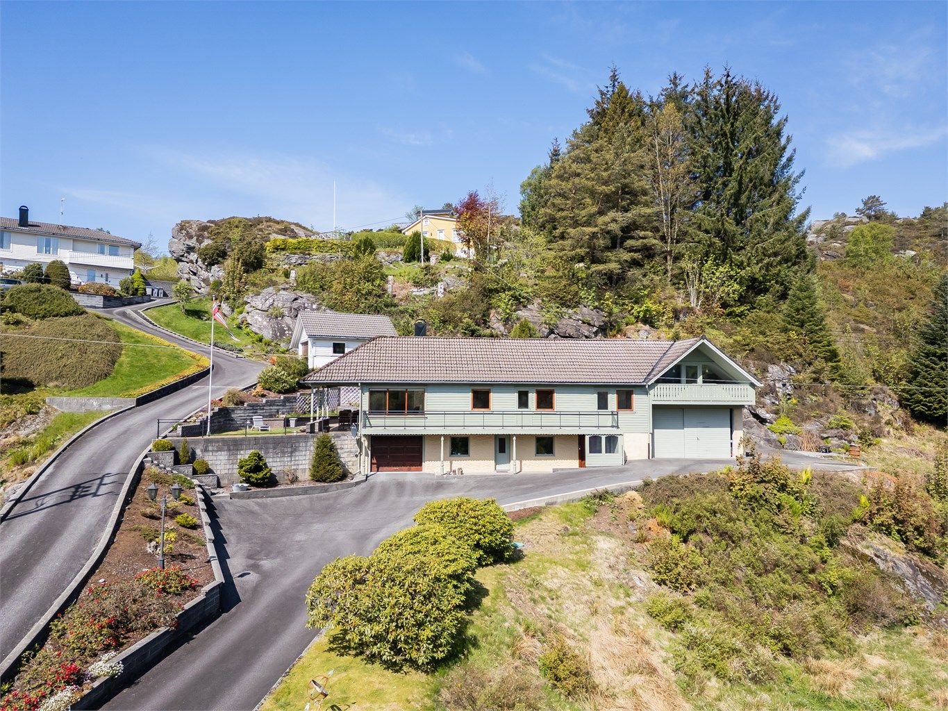 Velkommen til idylliske Haugadalen 8 - En koselig, frittliggende enebolig med to integrerte garasjer og flott opparbeidet tomt. Presentert av Hilde Brigitte Lilleskare for Eiendomsmegler Krogsveen