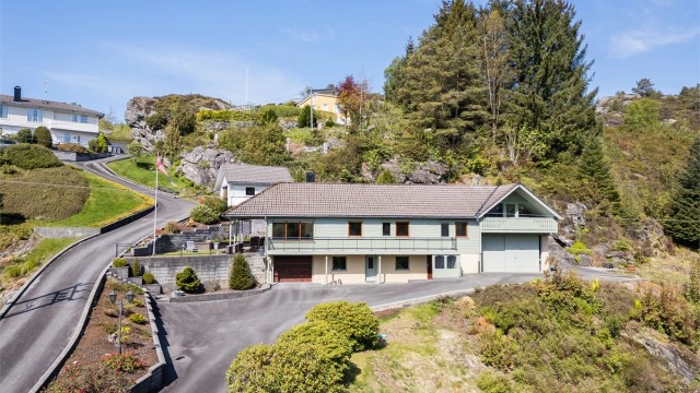 Velkommen til idylliske Haugadalen 8 - En koselig, frittliggende enebolig med to integrerte garasjer og flott opparbeidet tomt. Presentert av Hilde Brigitte Lilleskare for Eiendomsmegler Krogsveen