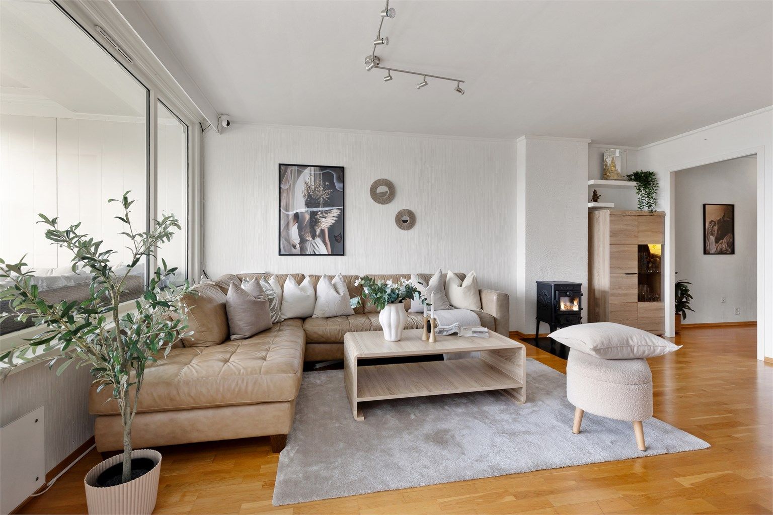 Stuen er leilighetens samlingspunkt, med god plass til en romslig sofagruppe. (foto: Marianne Lyse)