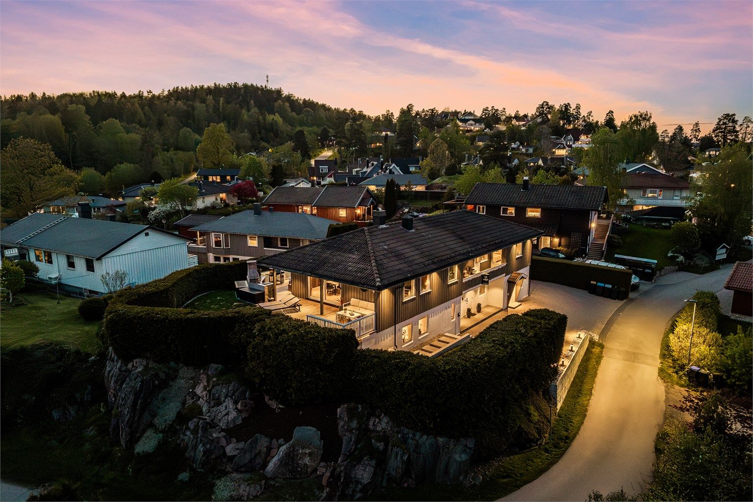 Svært usjenert beliggenhet inne i feltet med serdeles gode solforhold