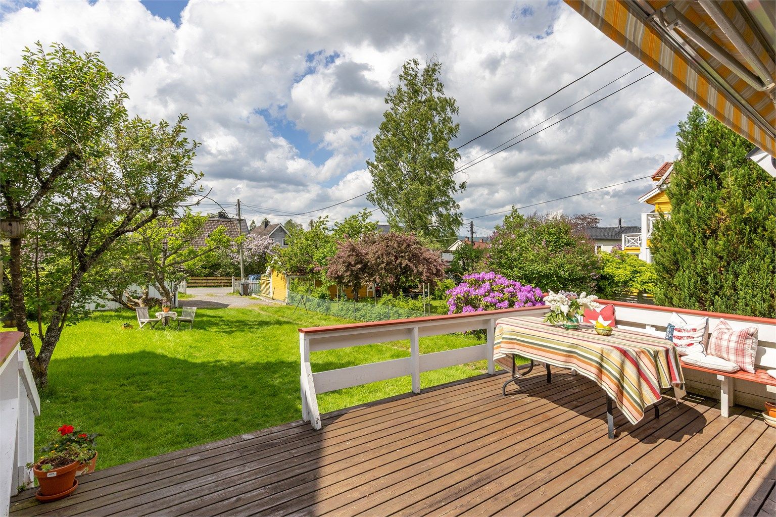 Herlig terrasse med adkomst til en solfylt hage