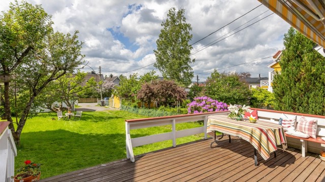 Herlig terrasse med adkomst til en solfylt hage