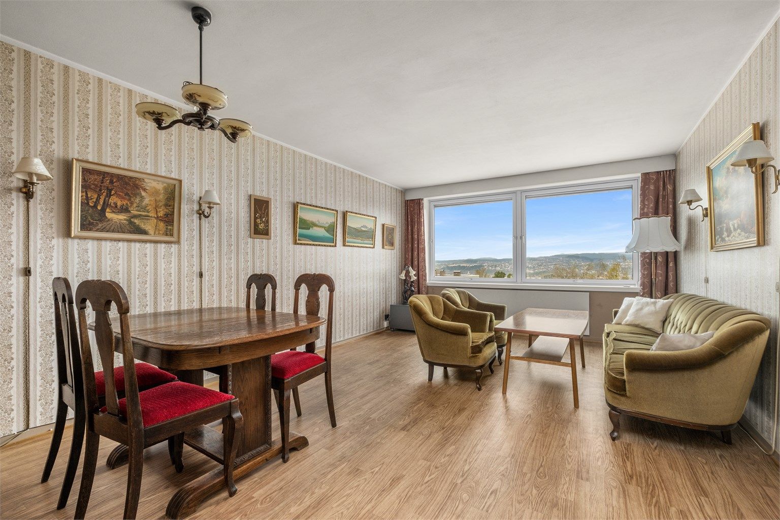 Leiligheten oppleves som lys og luftig med utstrakte vindusflater som sikrer rikelig med naturlig dagslys.