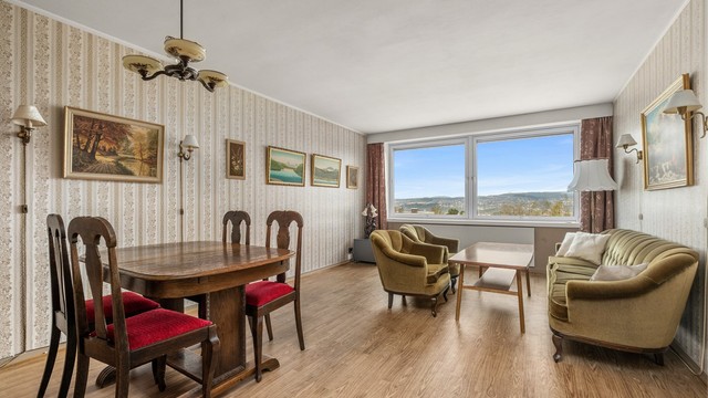 Leiligheten oppleves som lys og luftig med utstrakte vindusflater som sikrer rikelig med naturlig dagslys.