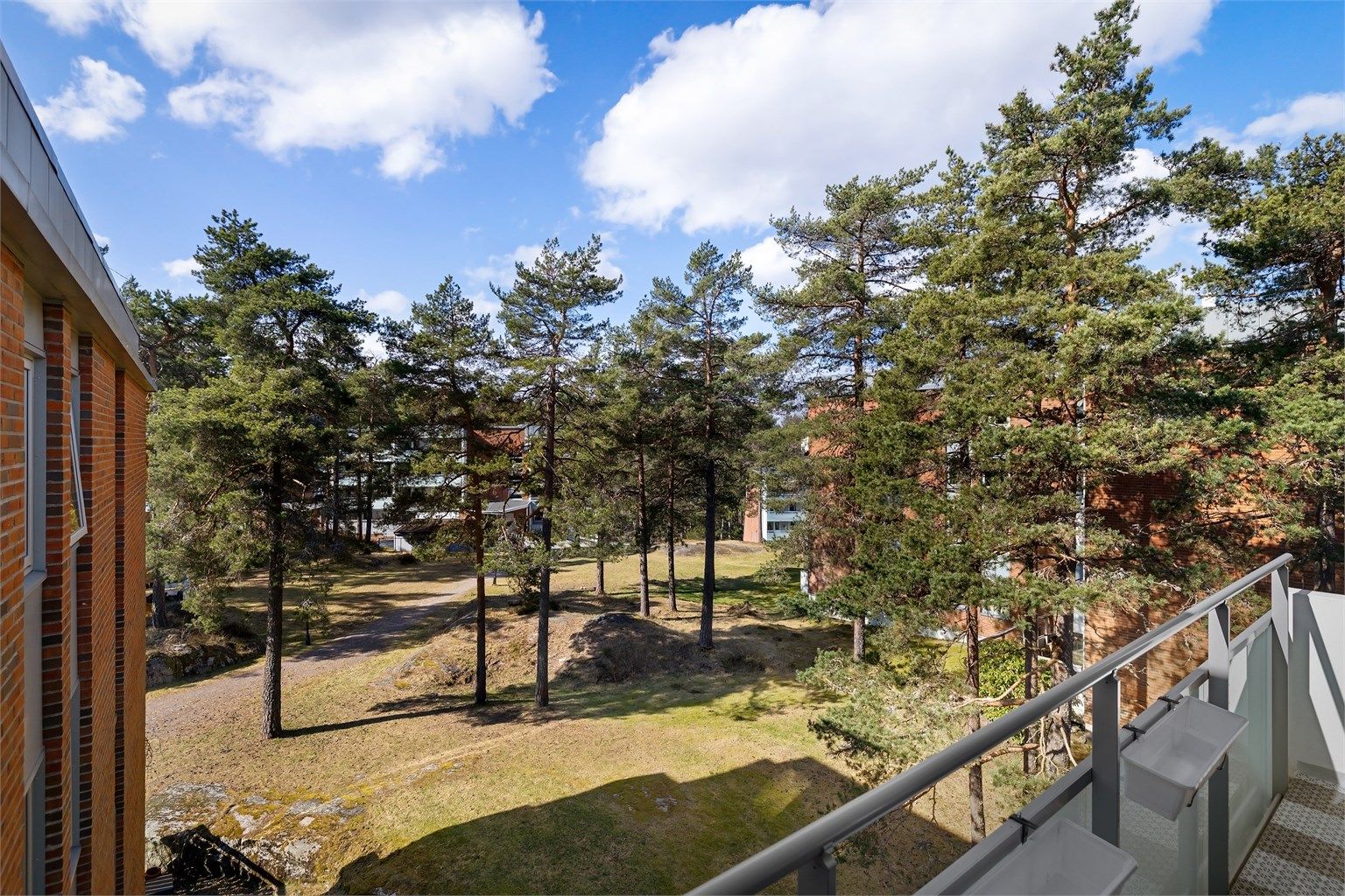 Leiligheten ligger høyt og fritt i 4. etasje med utsikt til skogen og meget lite innsyn