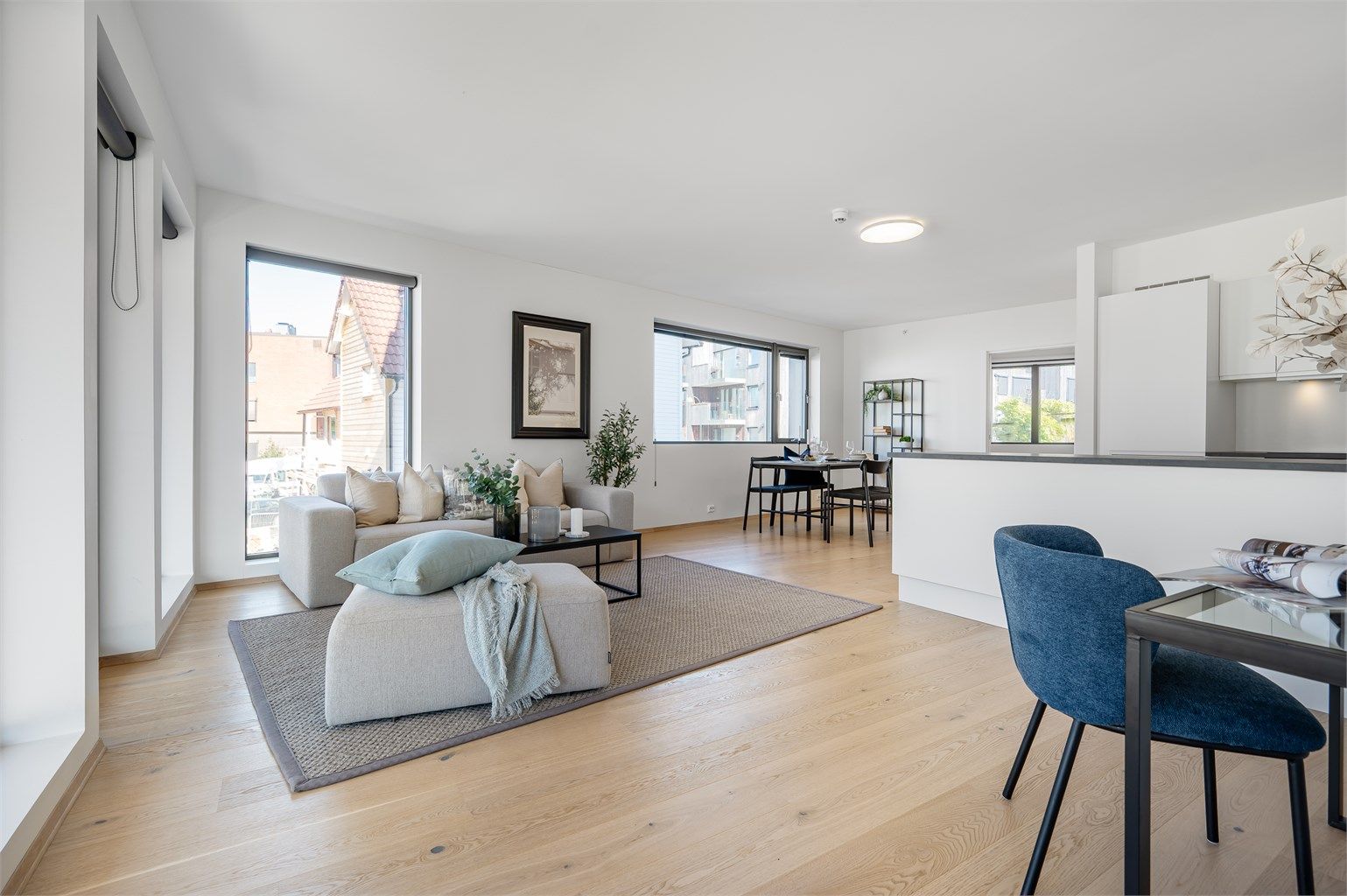 Stue og kjøkken ligger i en sosial og åpen løsning, med utgang til romslig vestvendt terrasse med overbygg. 