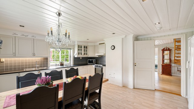 Stort kjøkken i med god plass til spisebord