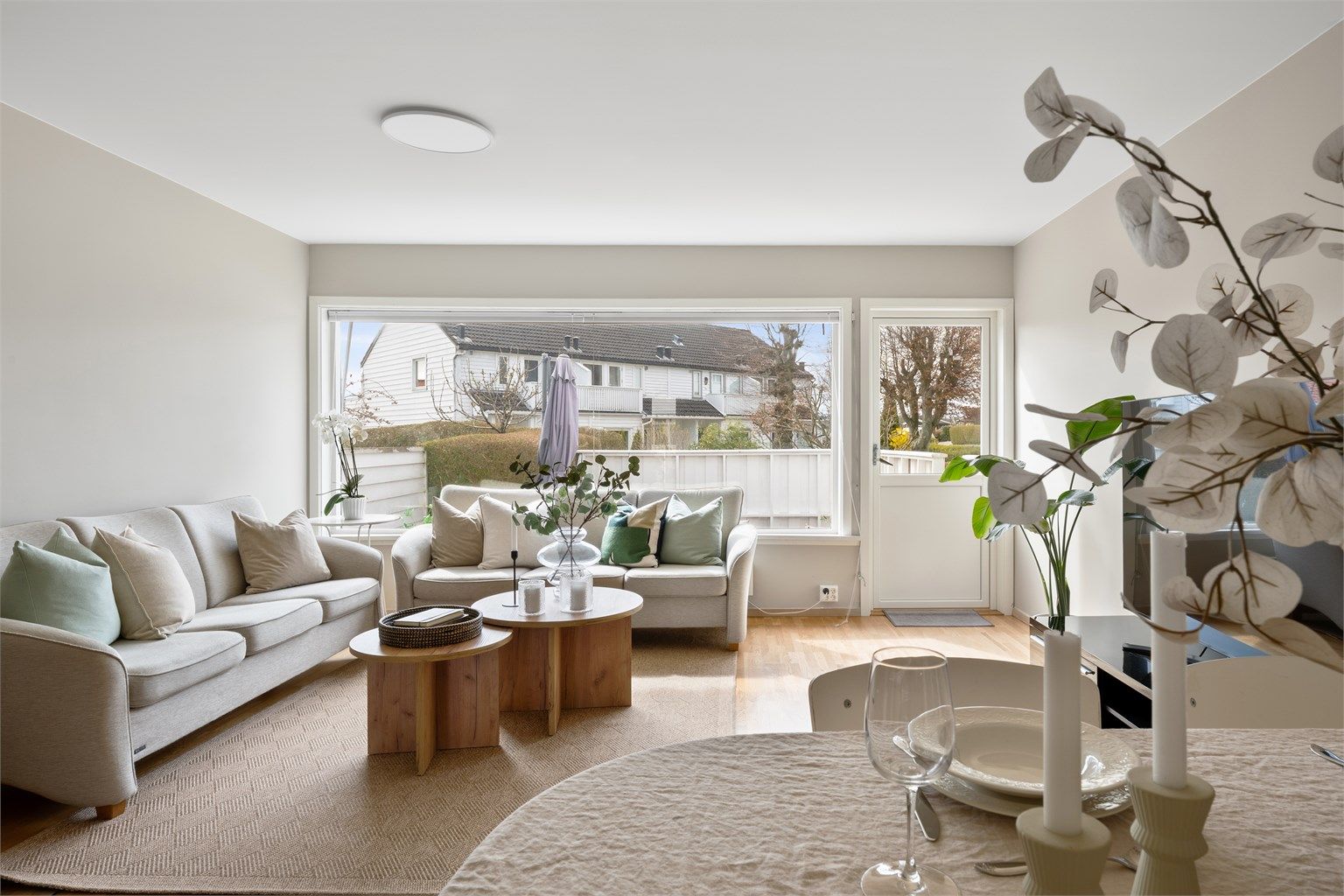  Det er direkte utgang til solrik terrasse mot vest.