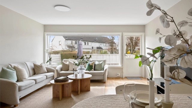 Det er direkte utgang til solrik terrasse mot vest.