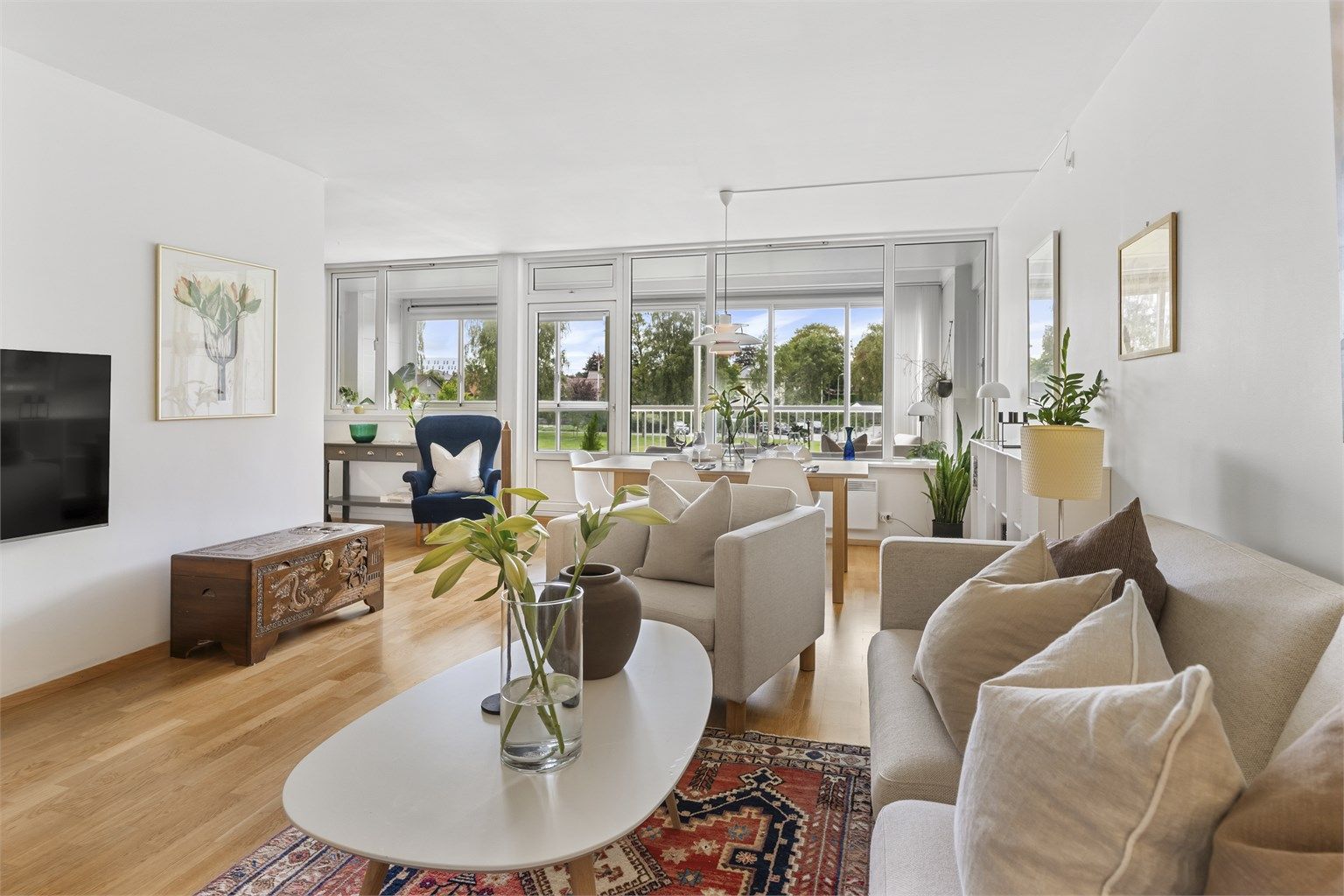 Fint utsyn over grøntareal fra stuen.