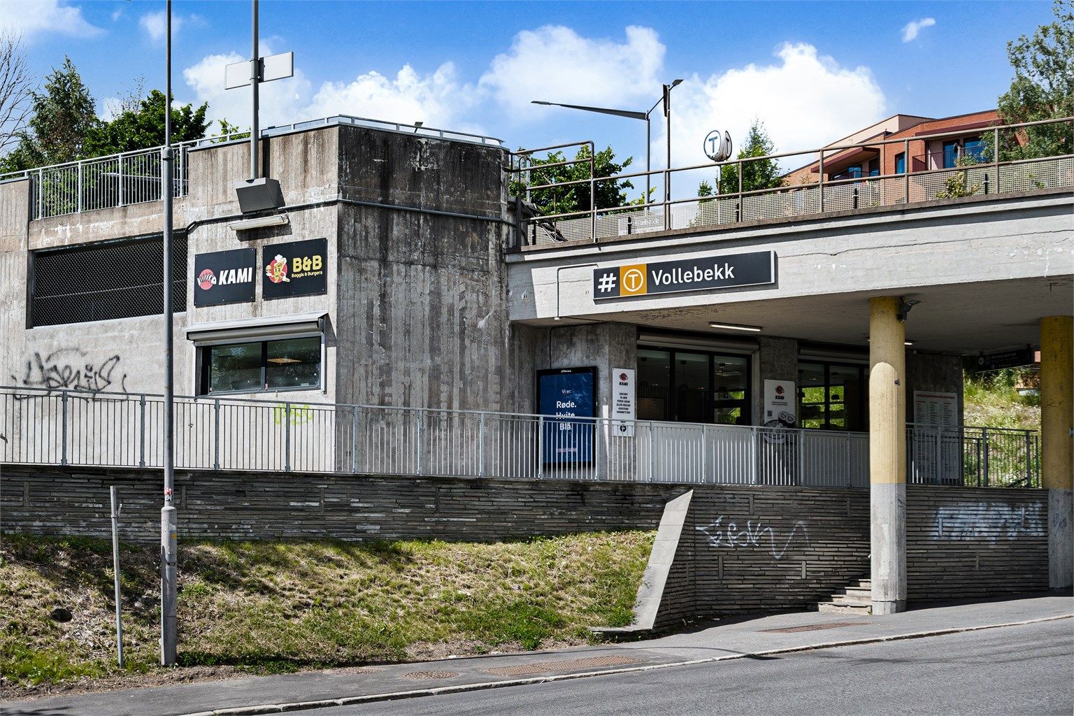 Leiligheten ligger kun ca. 2 minutters gange fra T-banen, som sørger for enkel og effektiv forbindelse til sentrum og resten av Oslo.