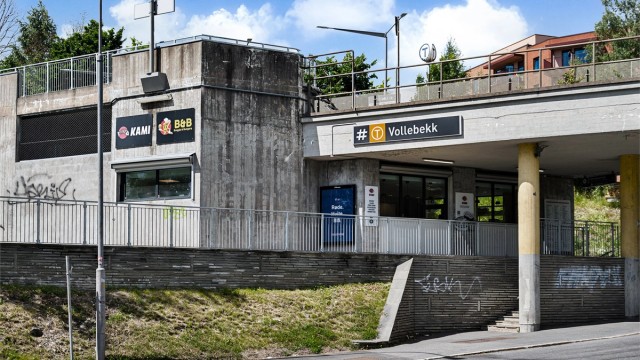 Leiligheten ligger kun ca. 2 minutters gange fra T-banen, som sørger for enkel og effektiv forbindelse til sentrum og resten av Oslo.