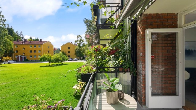 Praktisk trapp fra balkongen gir direkte tilgang til de frodige fellesarealene.
