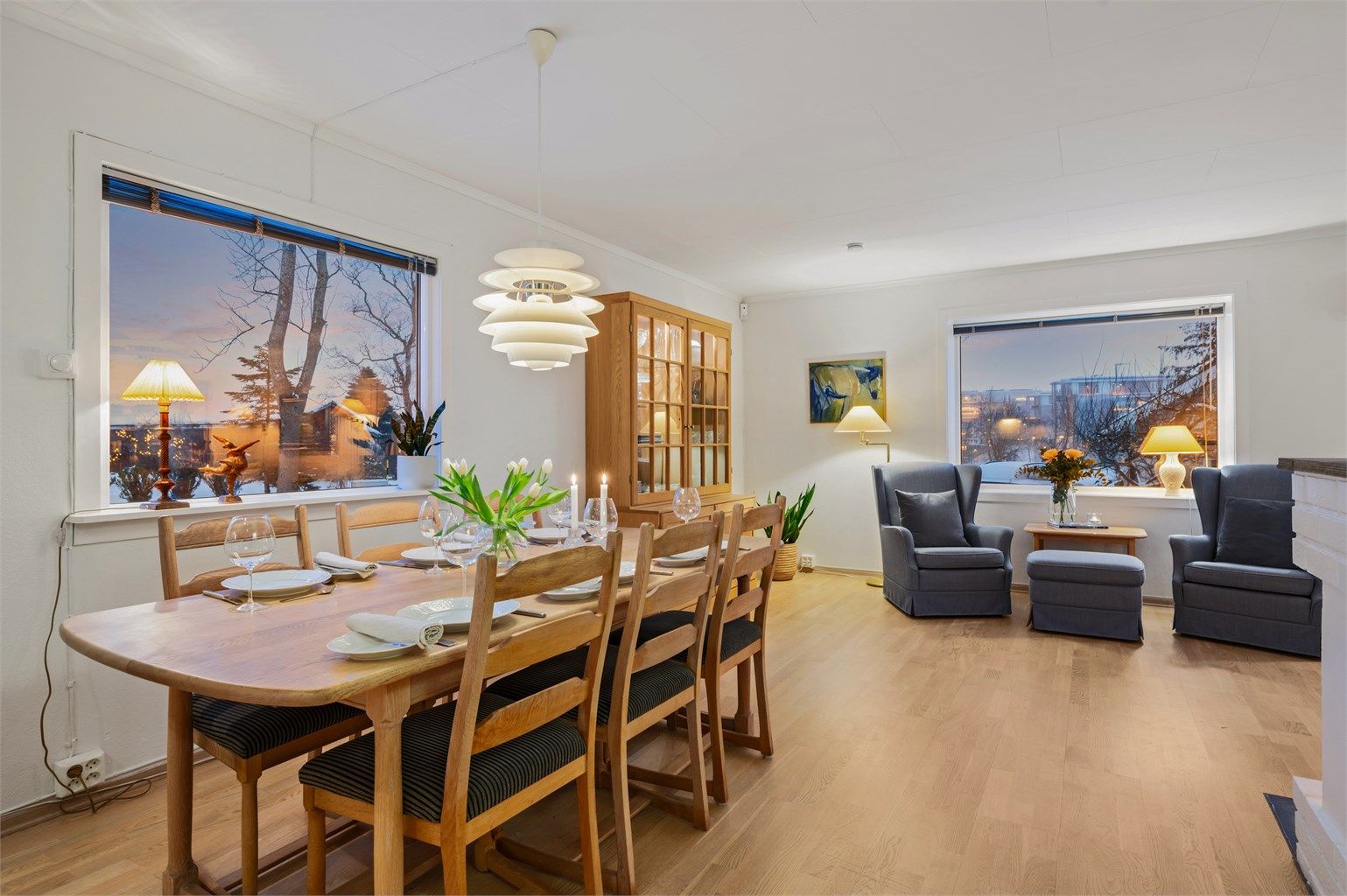 Her har man god plass til å samle familie og venner til hyggelige sammenkomster. 