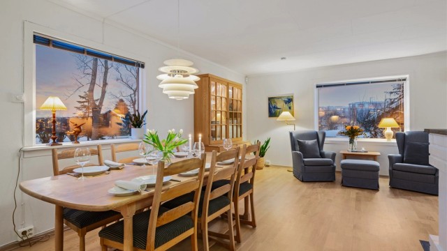 Her har man god plass til å samle familie og venner til hyggelige sammenkomster.