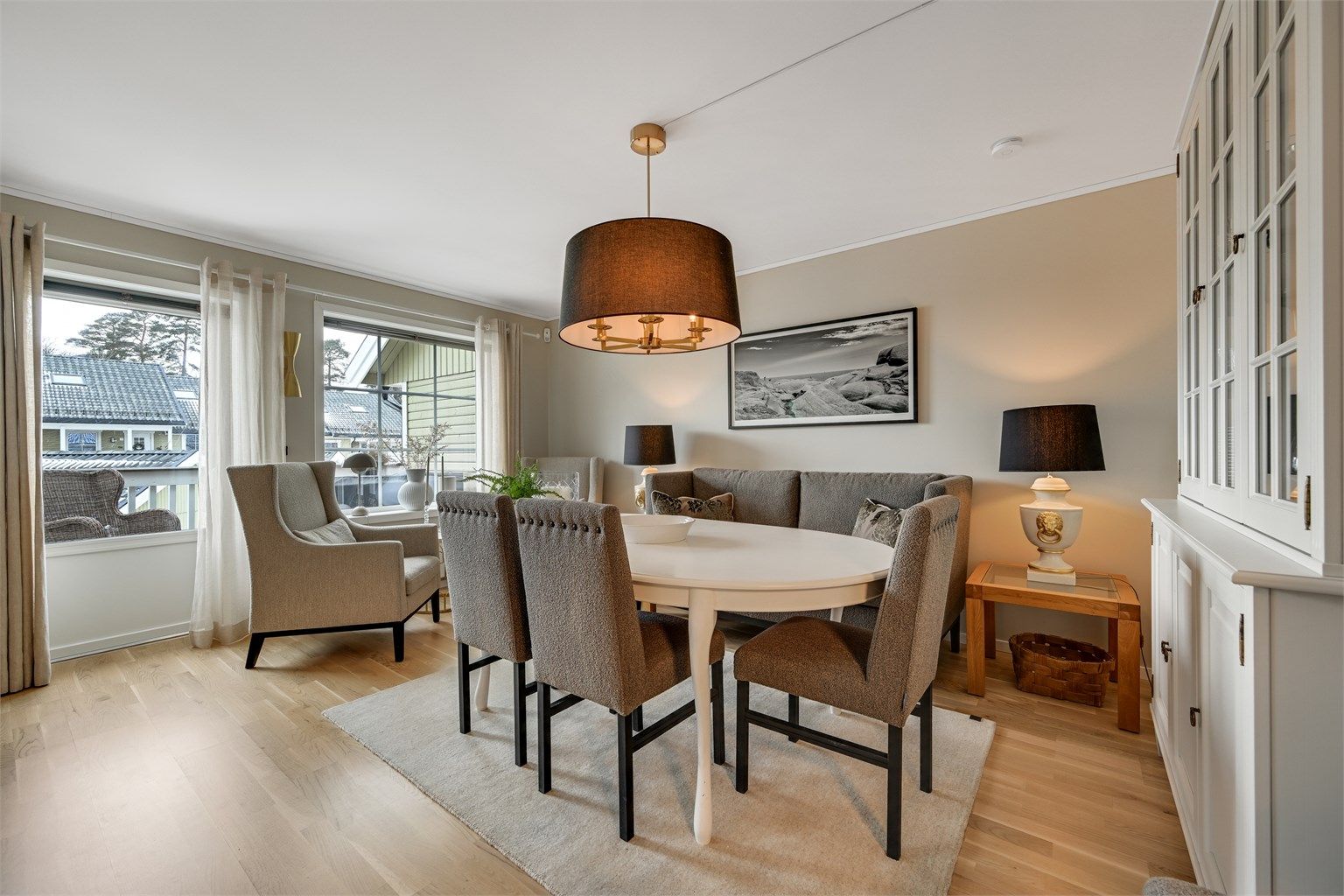 Her er det god plass til både sofagruppe og spisebord. 