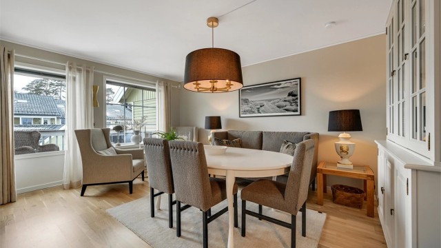 Her er det god plass til både sofagruppe og spisebord.