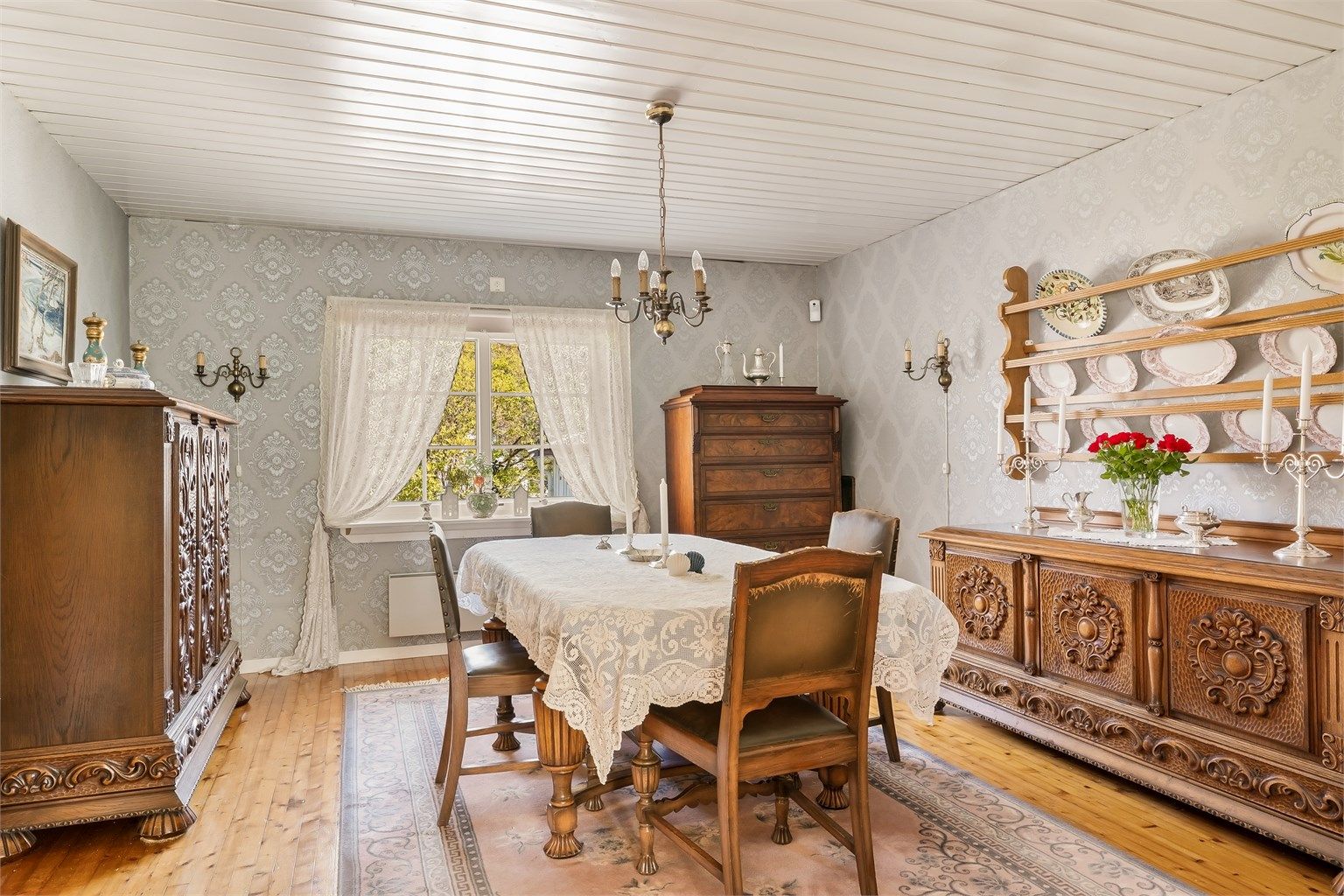 Spisestua har god plass til langbord og er et naturlig samlingspunkt.