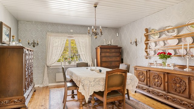 Spisestua har god plass til langbord og er et naturlig samlingspunkt.