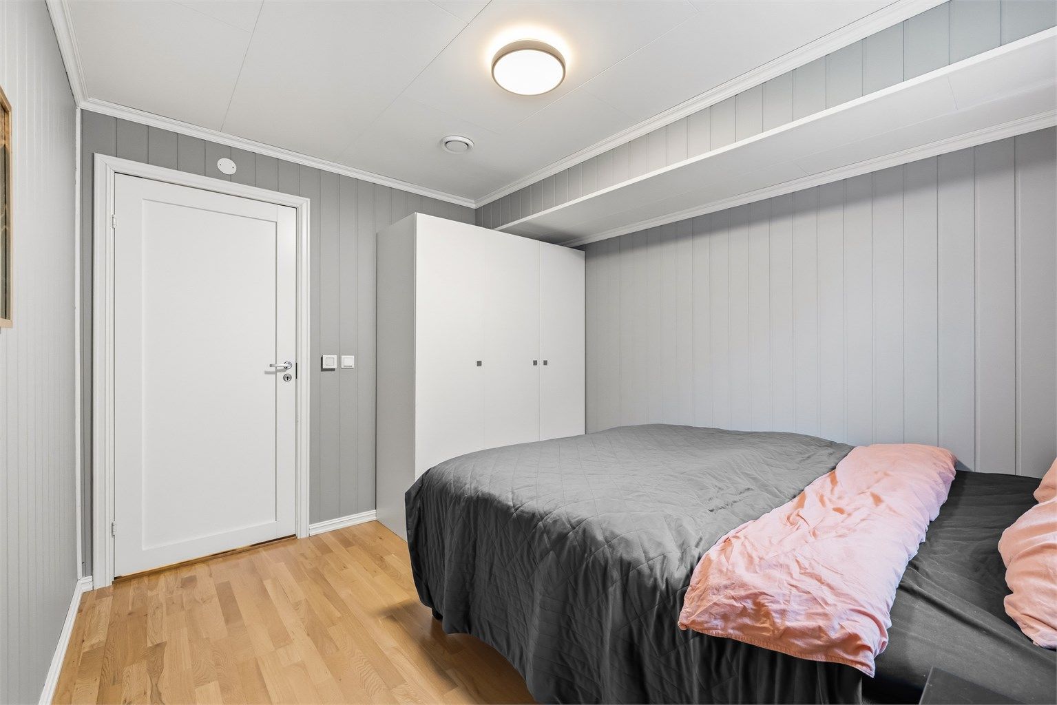 Rommet har en god størrelse med plass til både seng og garderobeløsning.