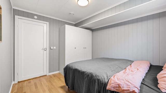 Rommet har en god størrelse med plass til både seng og garderobeløsning.