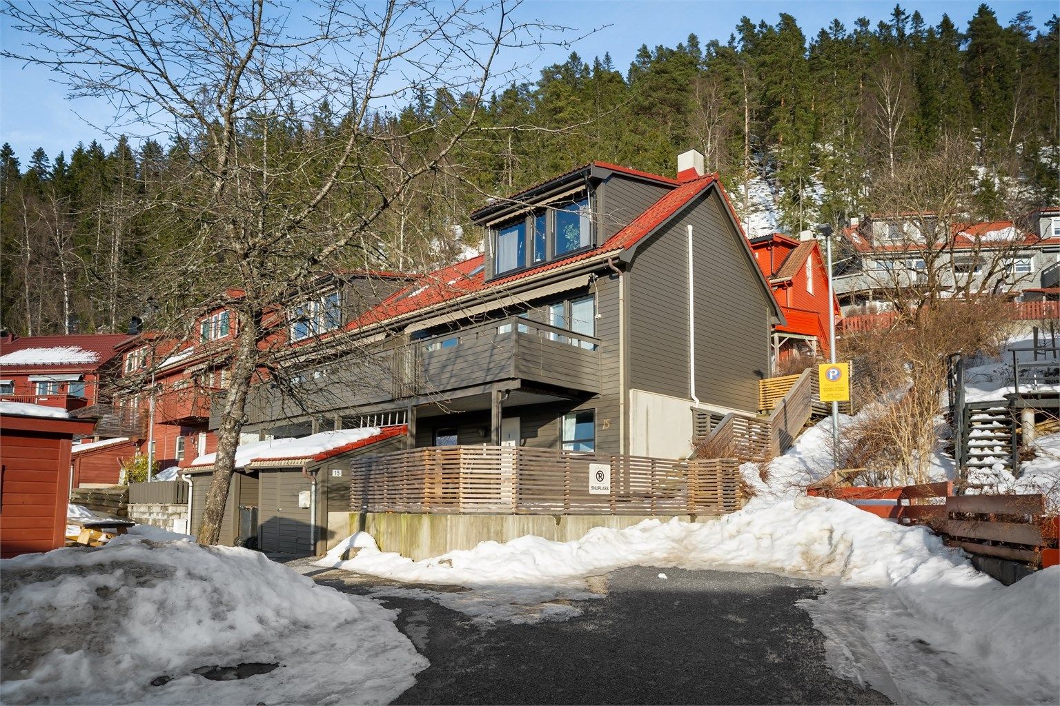 Attraktiv tomannsbolig over 3 plan på barnevennlig og rolig boligtun