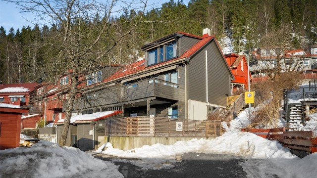 Attraktiv tomannsbolig over 3 plan på barnevennlig og rolig boligtun